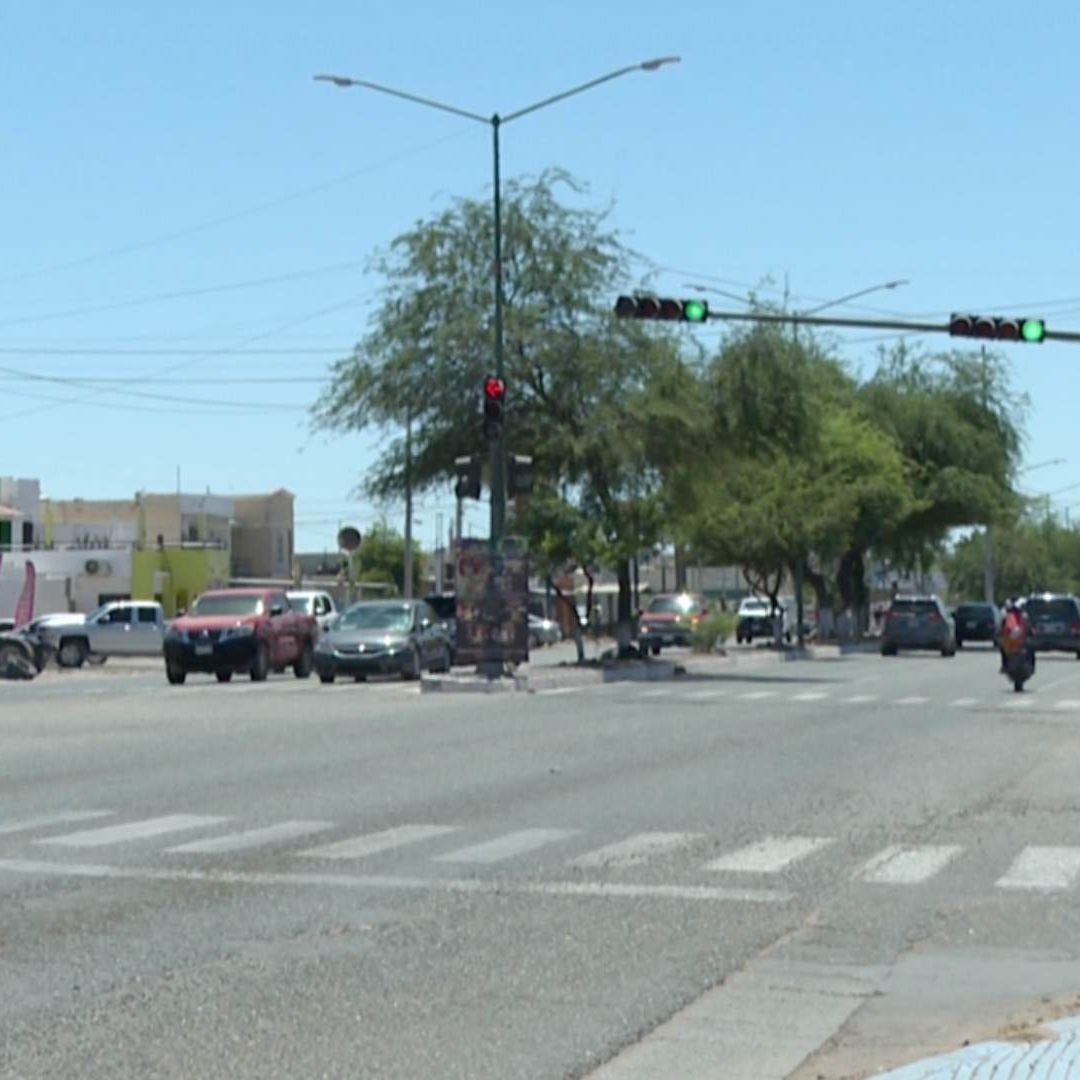 Mujer Golpea a Policías Para Evitar la Detención de un Familiar en Costa de Hermosillo