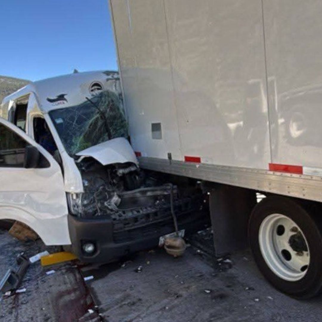 Accidente de Combi de Transporte Público contra Trailer en la Autopista México Puebla Deja un Muerto