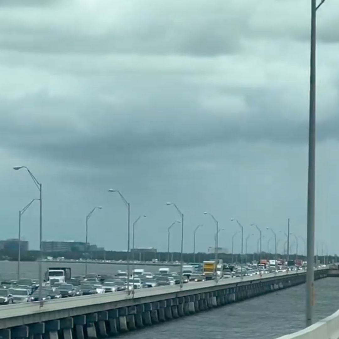 Tránsito masivo de evacuación en la I-275 en salida en Tampa, Florida. Foto: X @HurricaneXplore