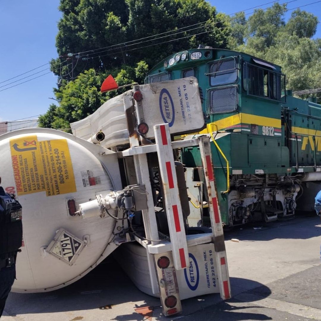 Pipa volcada luego de accidente con tren