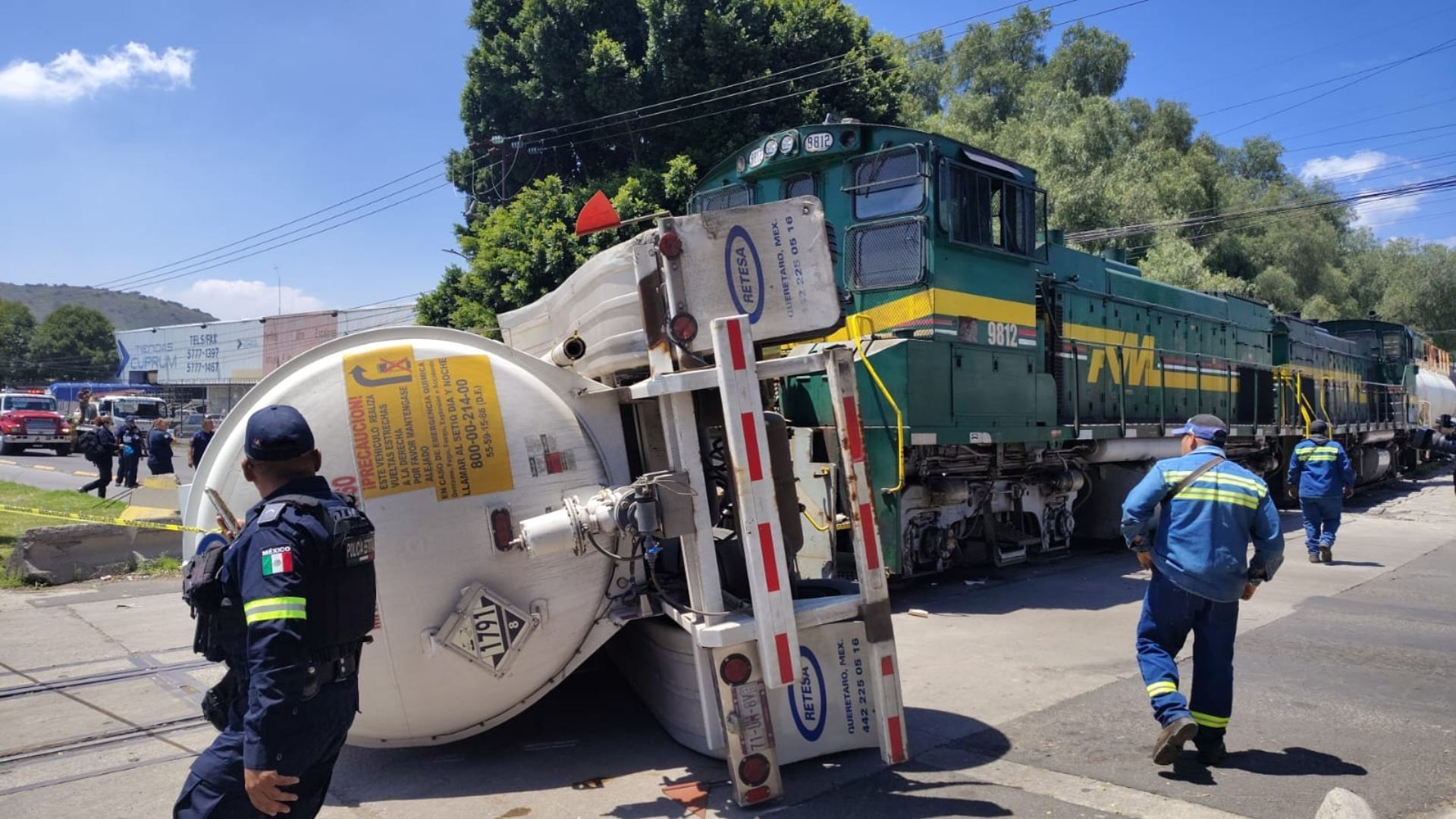 Pipa volcada luego de accidente con tren