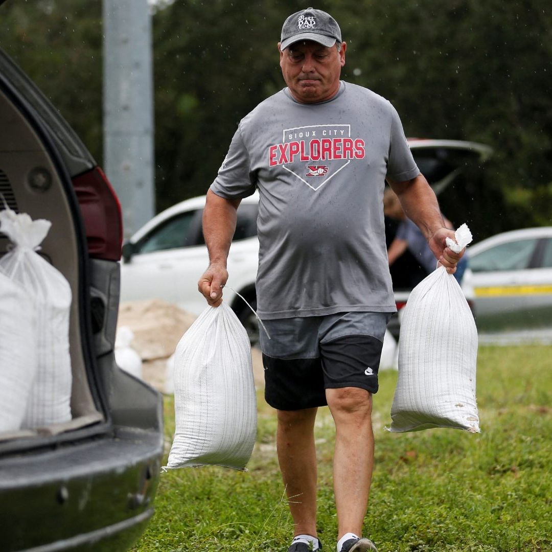 Residentes en Florida se preparan con sacos de arena para llegada de huracán Milton