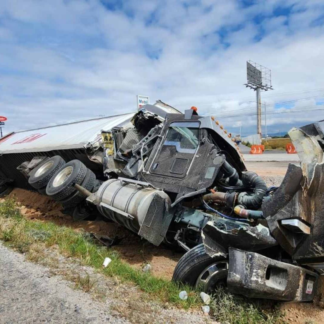 trailer volcado en la carretera Mexico queretaro