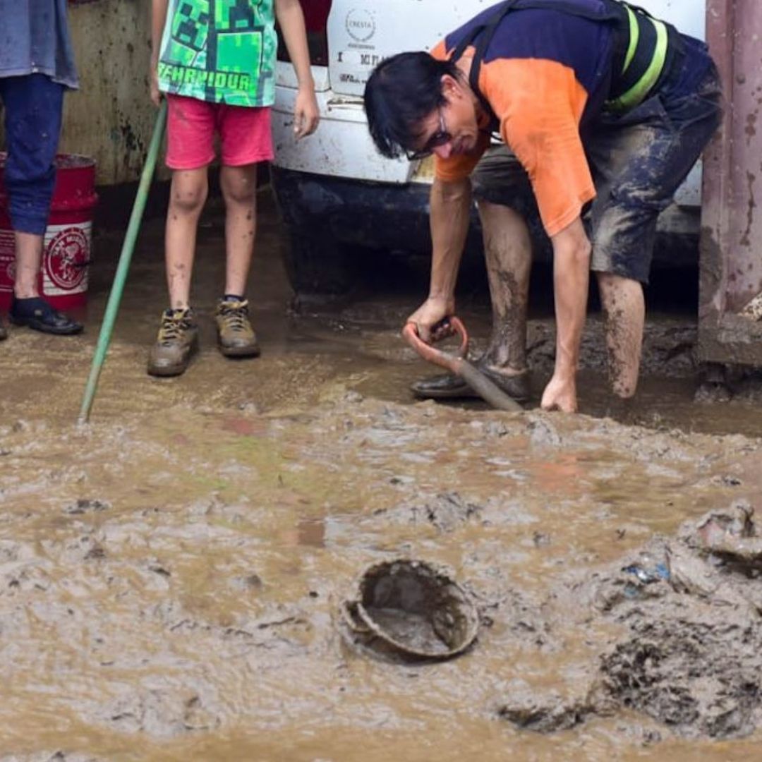 Preocupan Posibles Contagios entre Menores Debido a Agua Sucia y Lodo Luego del Huracán ‘John’