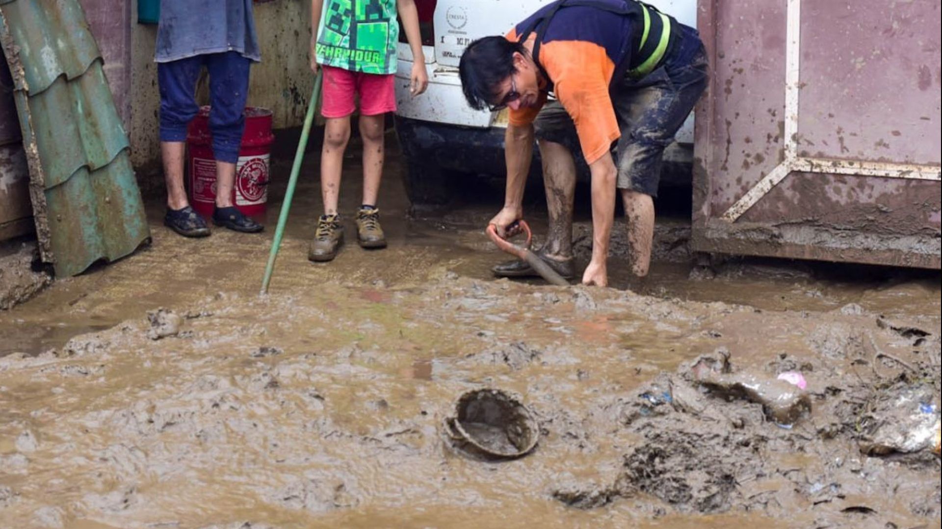 Preocupan Posibles Contagios entre Menores Debido a Agua Sucia y Lodo Luego del Huracán ‘John’