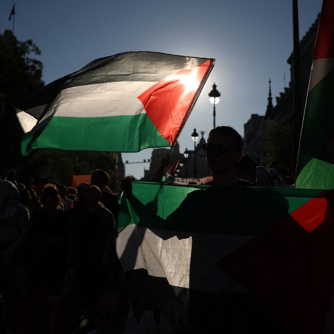 Personas ondean bandera de Palestina