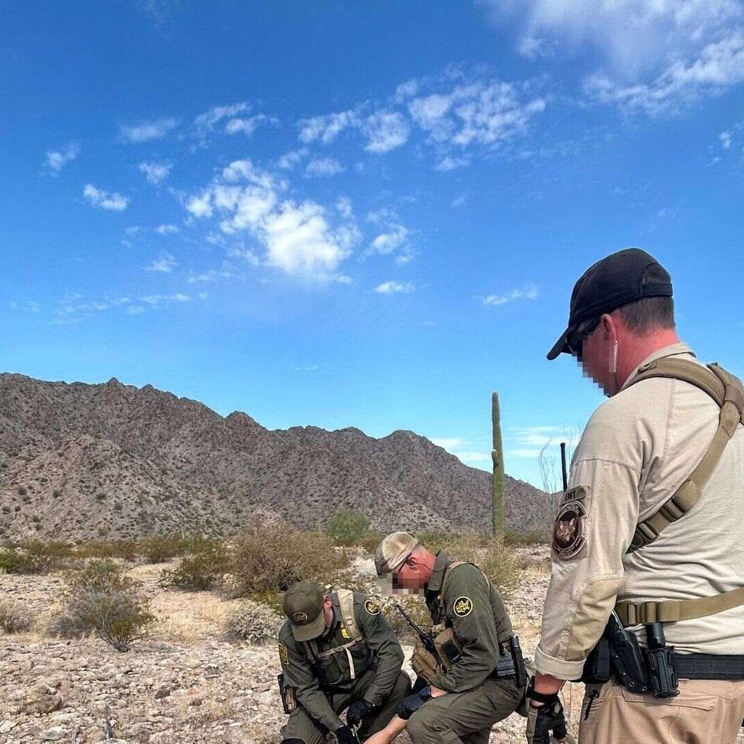 Rescatan a Migrantes Atrapados Intentando Cruzar Desierto de Sonora a EUA