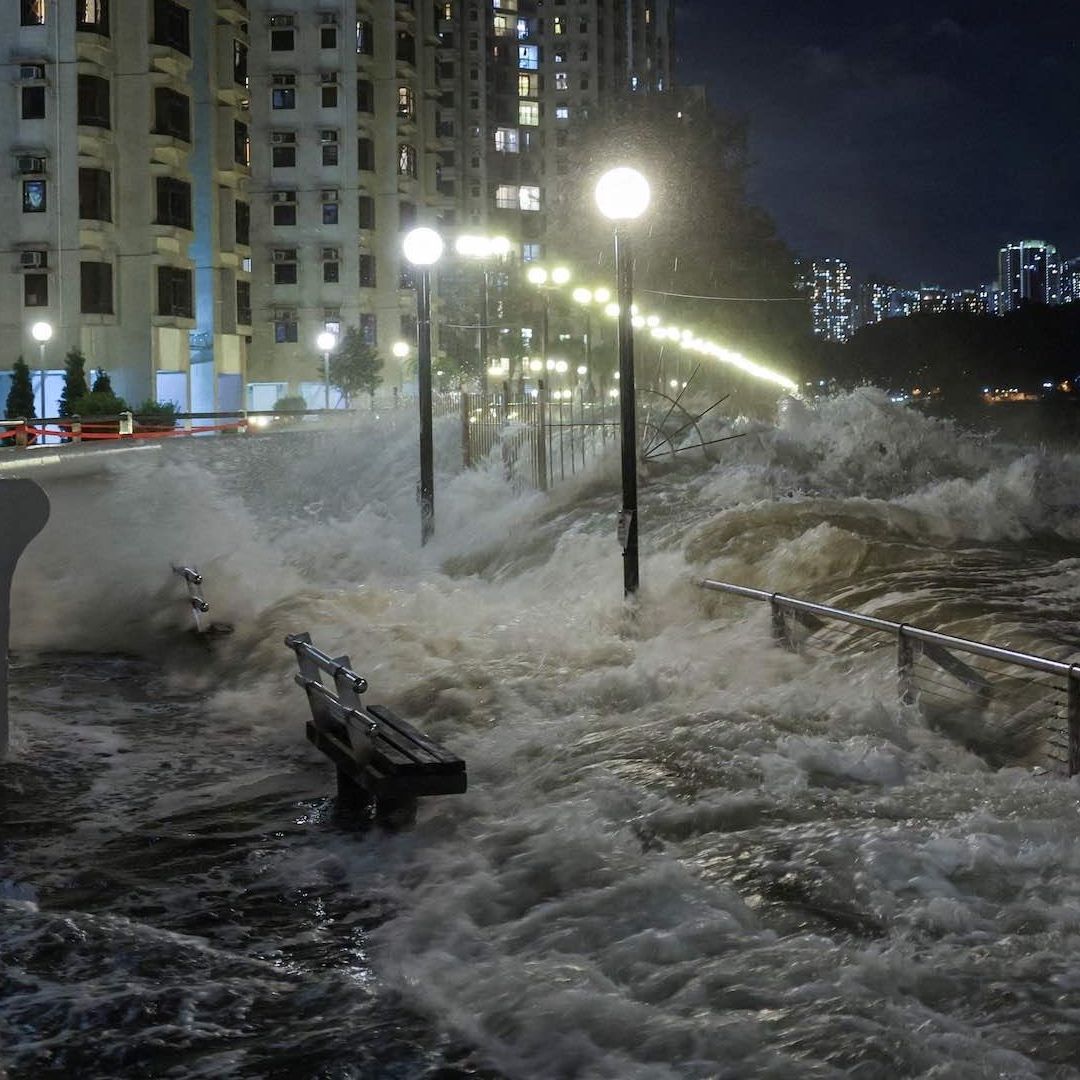 Olas del tifón Ragasa golpean Hong Kong