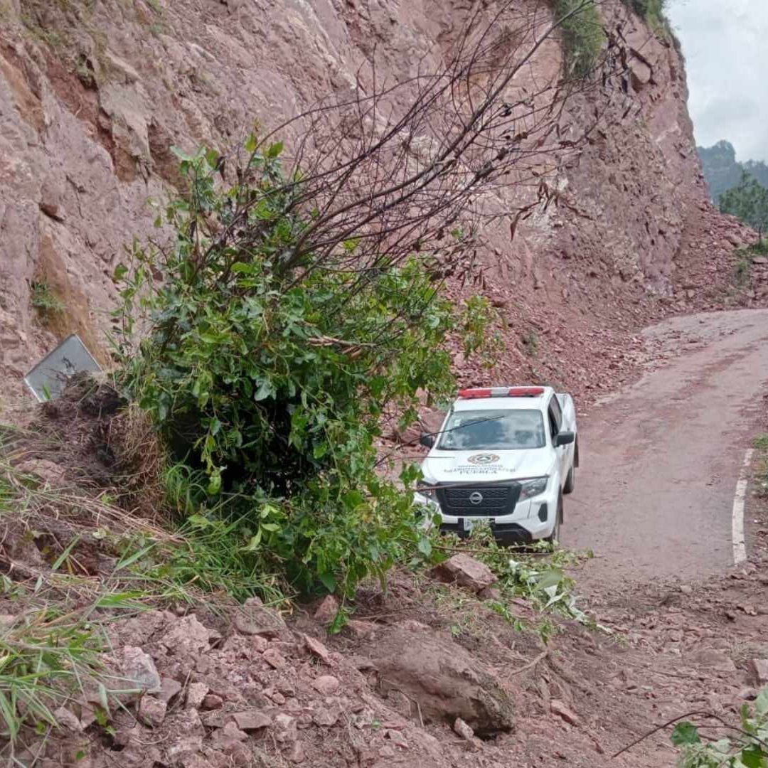 Derrumbe Material Rocoso Carretera Tepango de Rodríguez Tlamanca Puebla