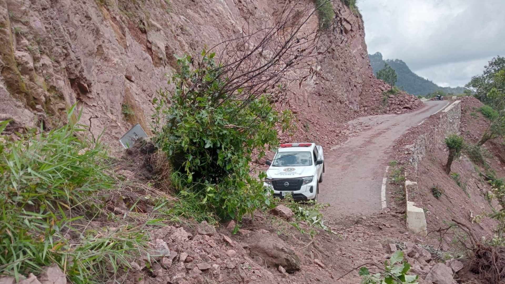 Derrumbe Material Rocoso Carretera Tepango de Rodríguez Tlamanca Puebla