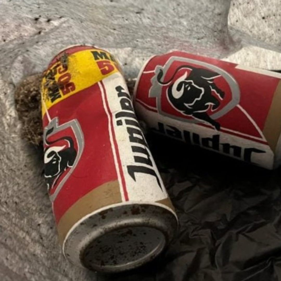 Un técnico de elevadores tiró a la basura una obra de arte hecha con latas de cerveza