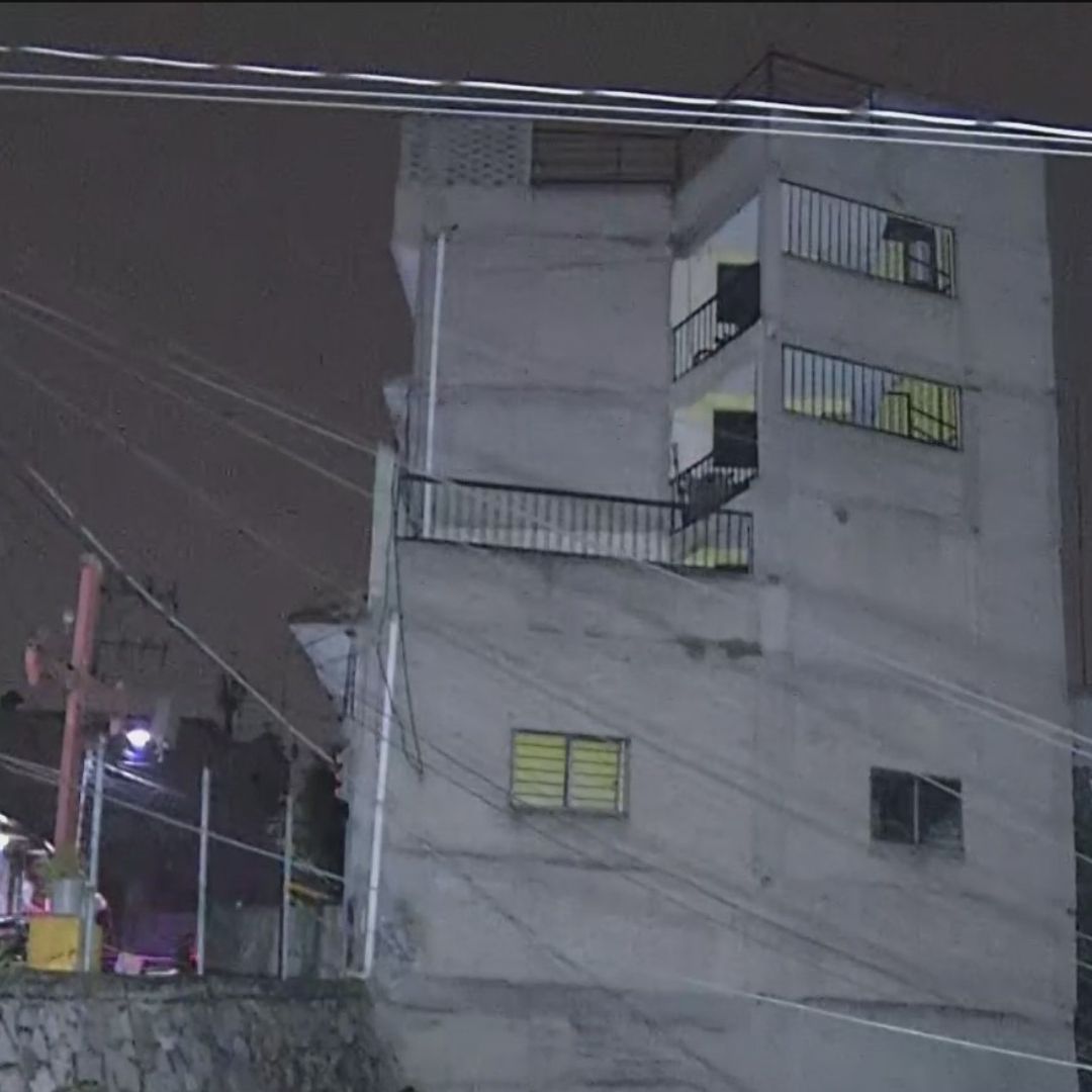 Familia Abandona su Casa y Vive en Camioneta ante Riesgo de Caída de Edificio en Naucalpan