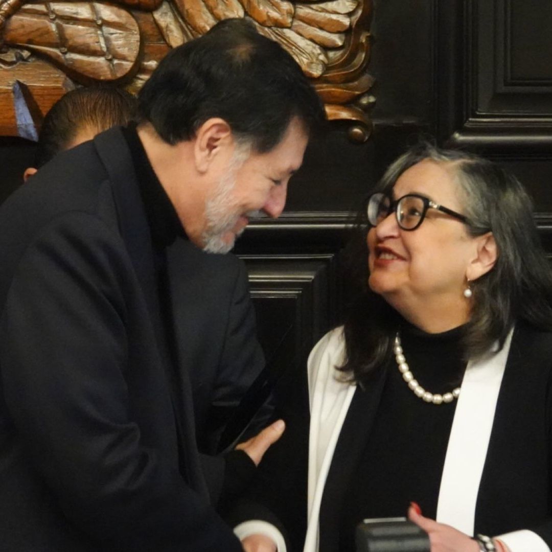 Gerardo Fernández Noroña, presidente de la mesa directiva en el Senado de la República, y Norma Piña, presidenta de la Suprema Corte de Justicia de la Nación, se saludan en el Senado. Foto: Cuartoscuro