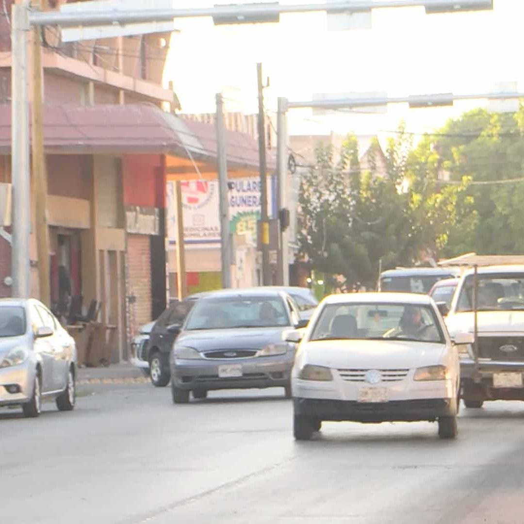 Mujer se Arroja de Automovil en Movimiento para que no la Regañara su Mama