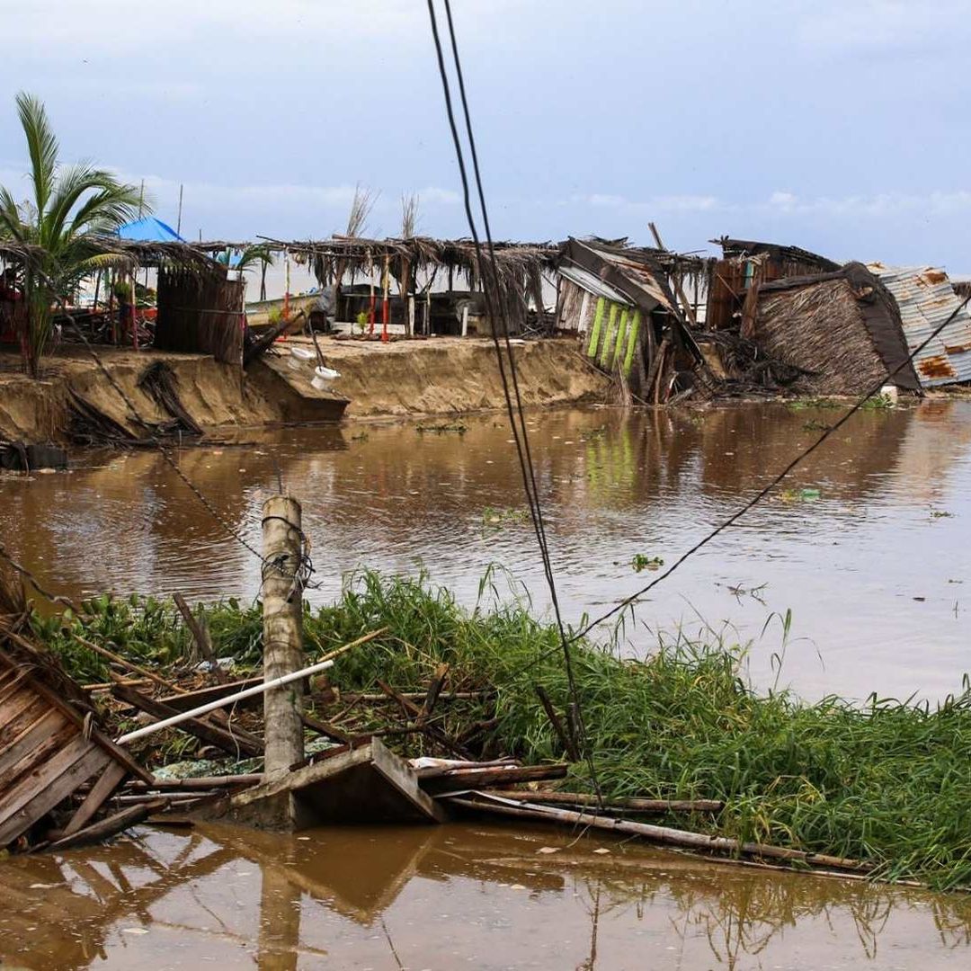 Barra de Coyuca Prácticamente Desaparece Bajo el Agua por Lluvias y Marejadas por 'John'