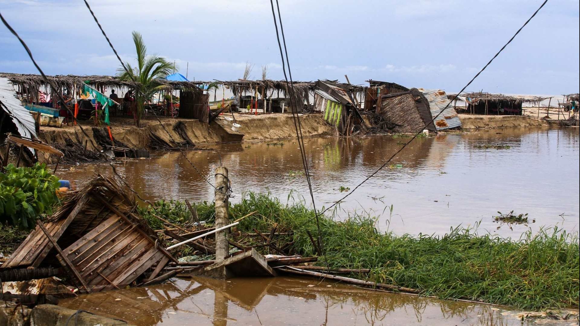 Barra de Coyuca Prácticamente Desaparece Bajo el Agua por Lluvias y Marejadas por 'John'