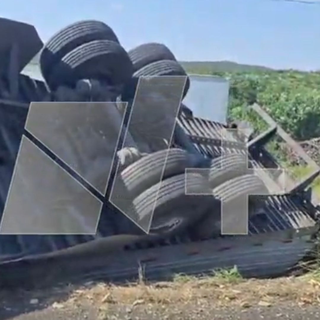 Sustraen Piernas de Pavo Luego de Volcadura de Tráiler en Carretera de Nuevo Laredo a Monterrey