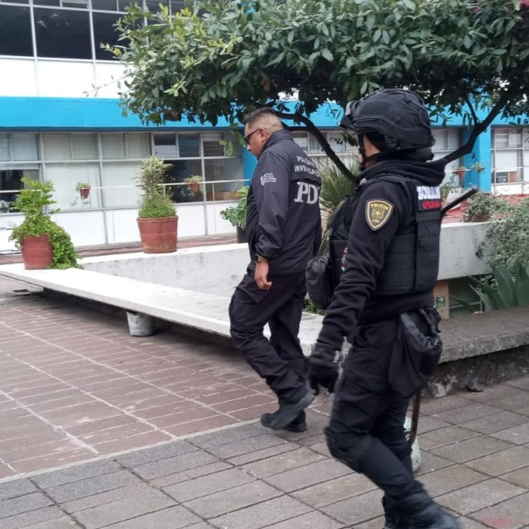 Policías de la CDMX acuden a la ENAH por amenaza de bomba