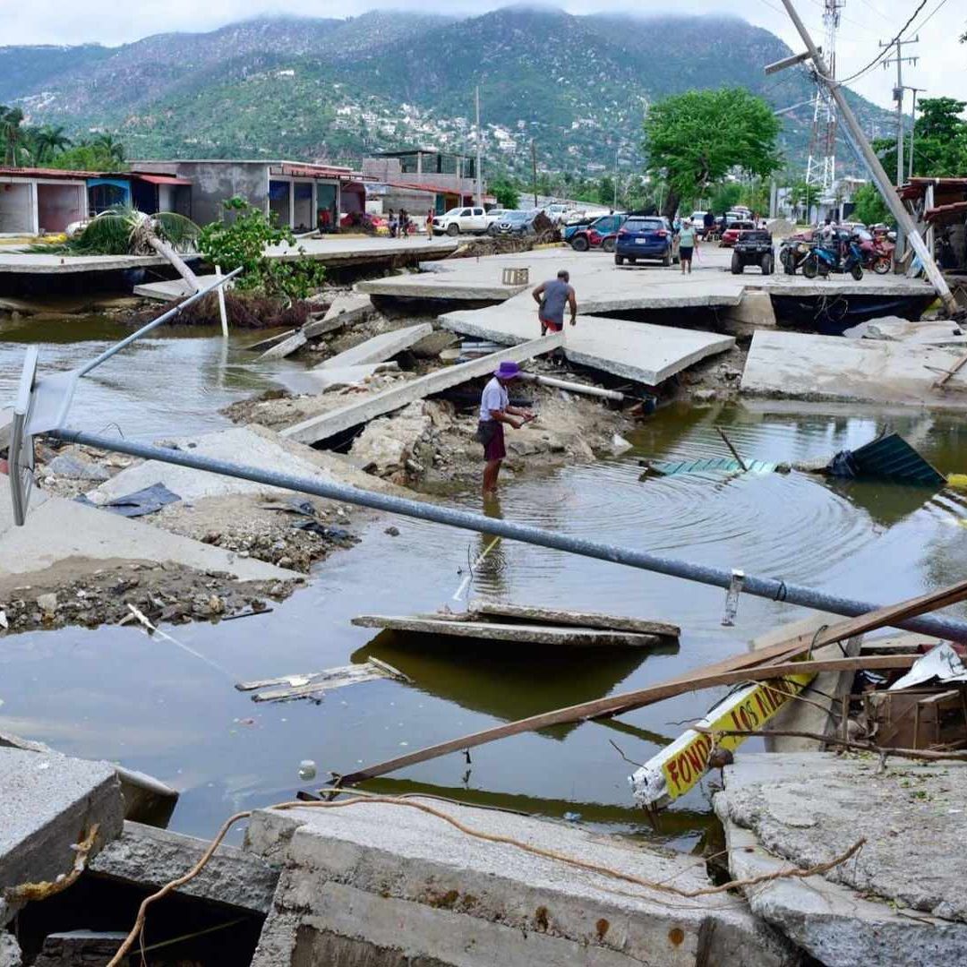 Daños causados por el huracán John en la playa Revolcadero en la Zona Diamante de Acapulco