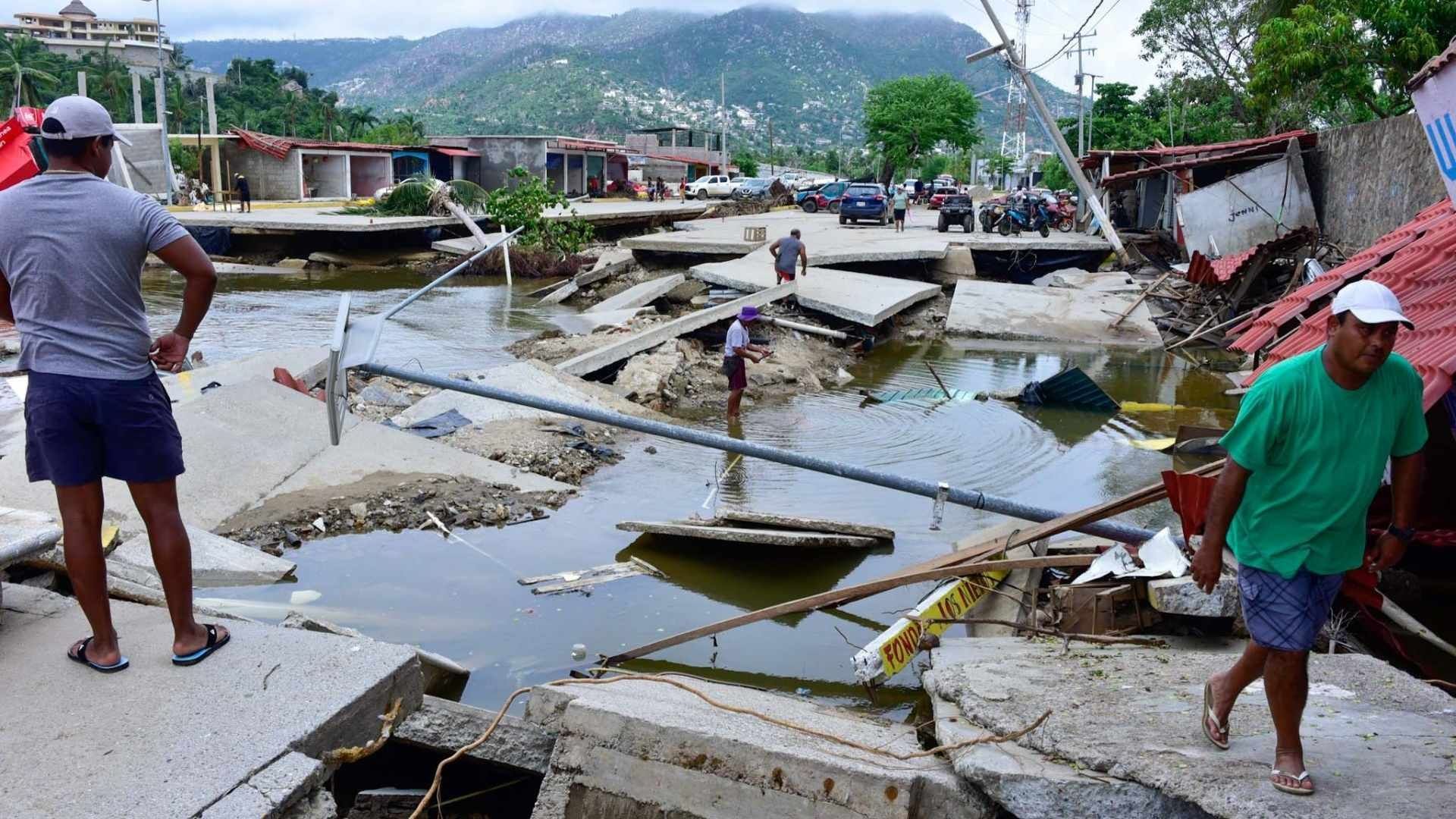 Daños causados por el huracán John en la playa Revolcadero en la Zona Diamante de Acapulco