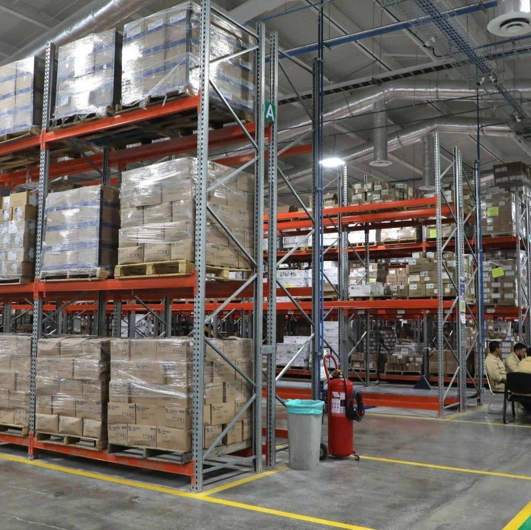 Varias cajas ordinadas en un almacén.