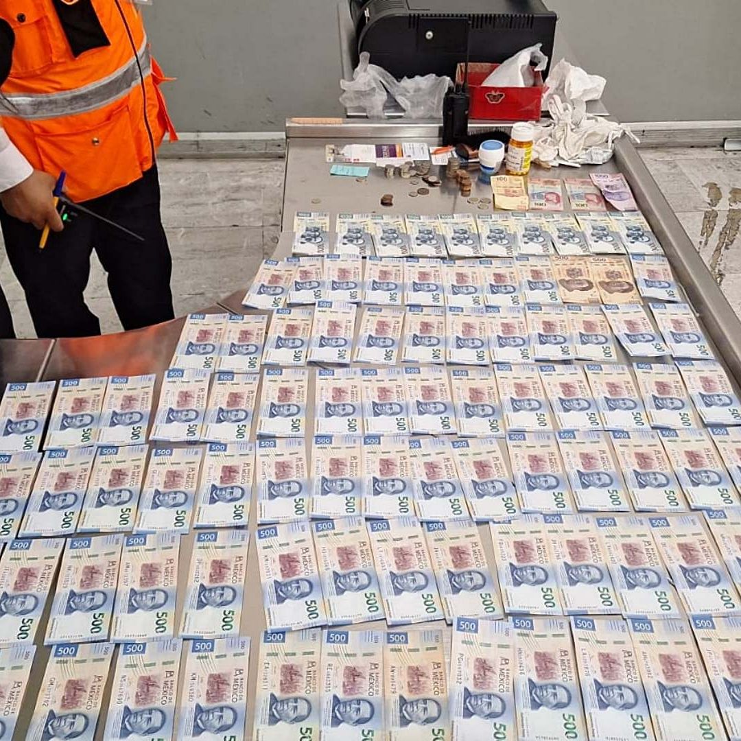 Regresan a Pasajera Bolsa con Miles de Pesos que Olvidó en el AICM