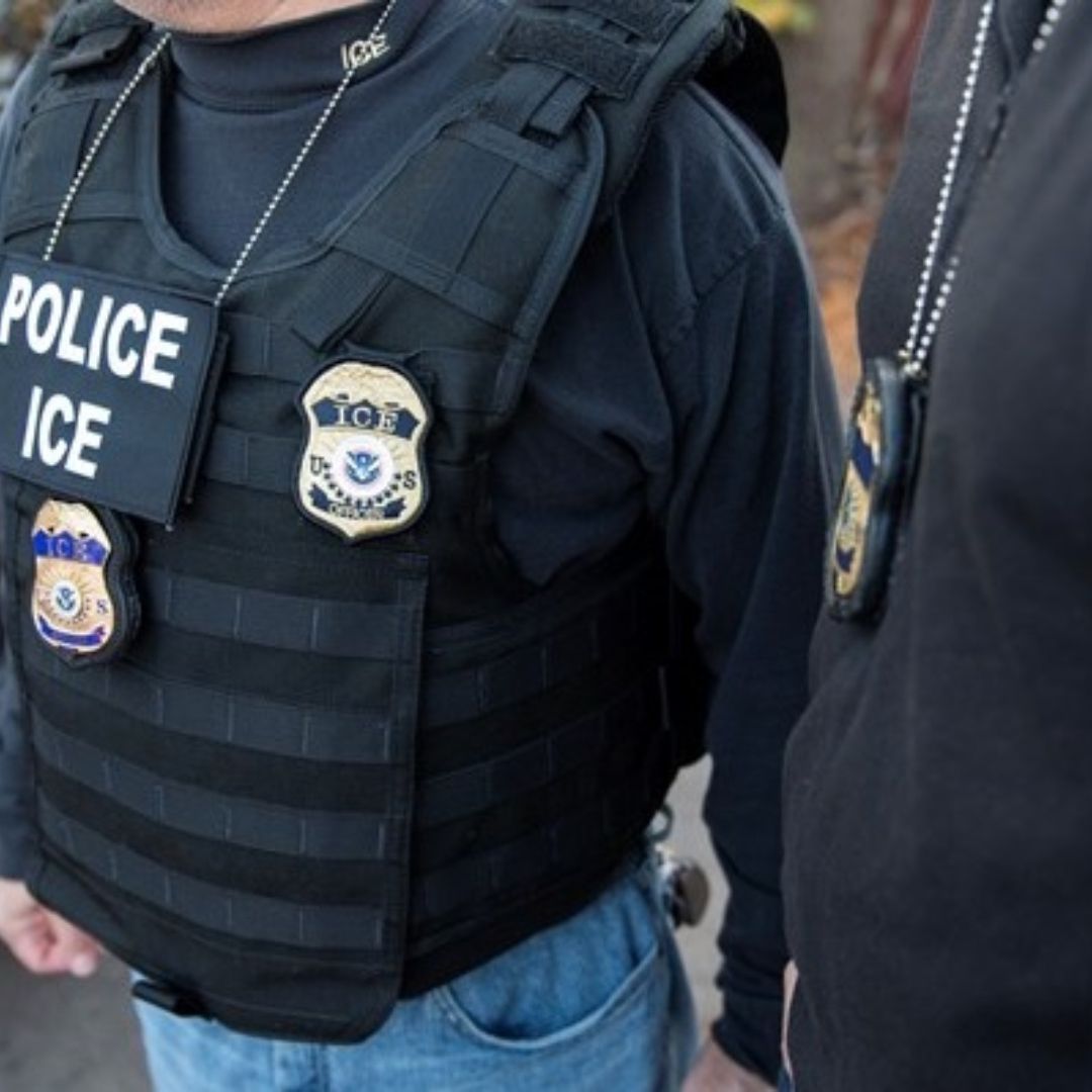 Imágenes de la cámara corporal de un agente de ICE que mató a un migrante mexicano en Chicago muestran que el elemento tuvo heridas menores, contrario a la versión del Gobierno de Trump.