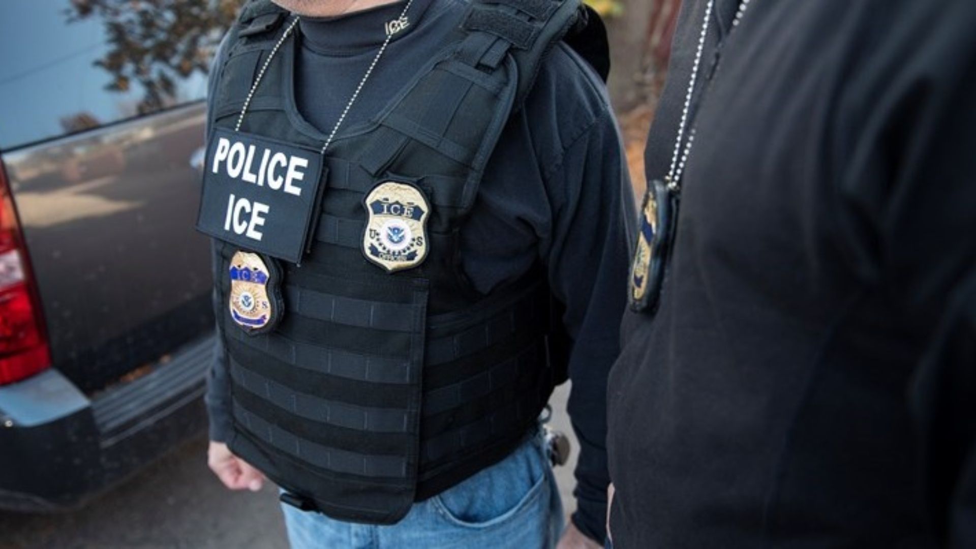 Imágenes de la cámara corporal de un agente de ICE que mató a un migrante mexicano en Chicago muestran que el elemento tuvo heridas menores, contrario a la versión del Gobierno de Trump.