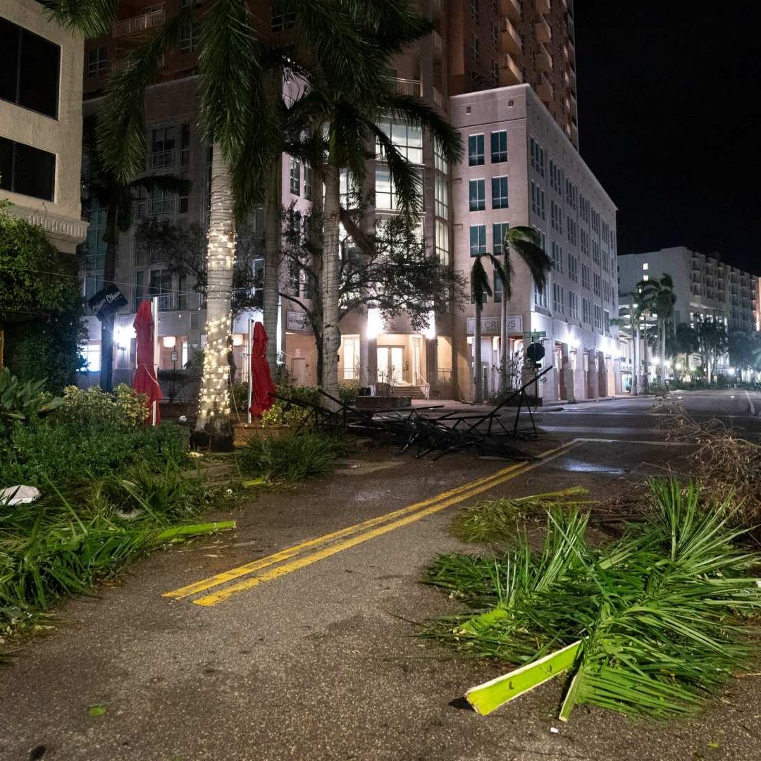 'Milton' Deja Muertos, Inundaciones, Tornados y Casas Destruidas al Cruzar Florida