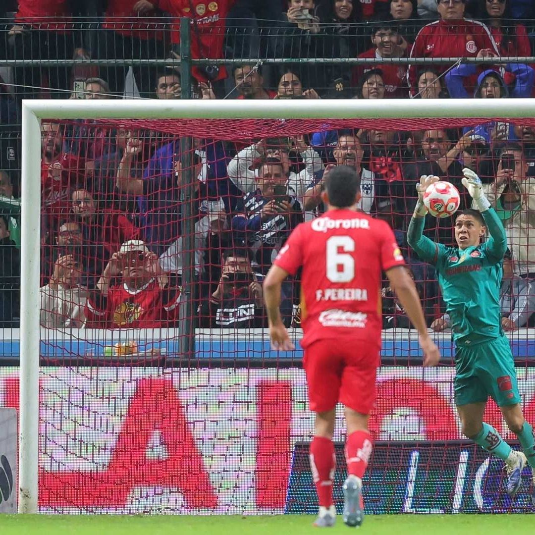 El portero Luis García adivinó el tiro penal que Sergio Ramos cobró al estilo Panenka, en el partido Toluca vs Monterrey.