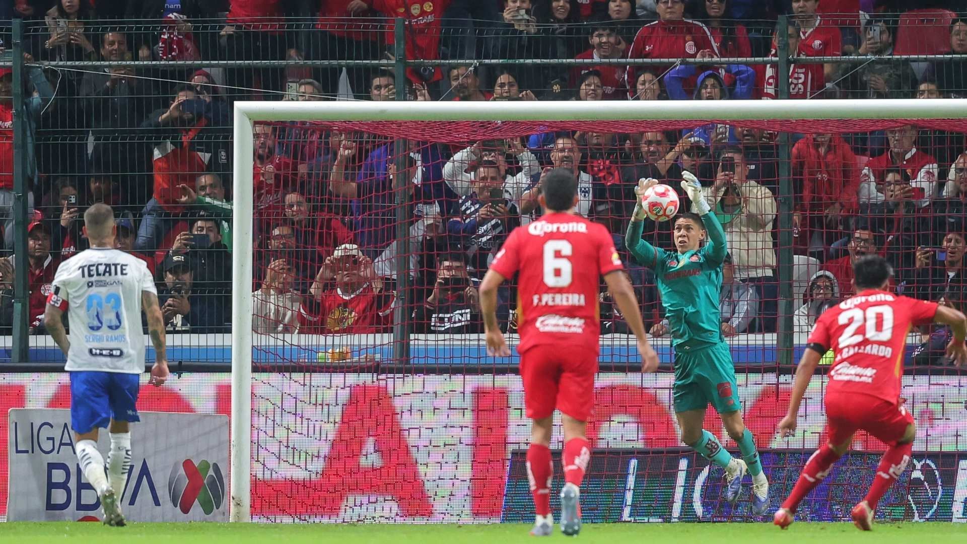 El portero Luis García adivinó el tiro penal que Sergio Ramos cobró al estilo Panenka, en el partido Toluca vs Monterrey.