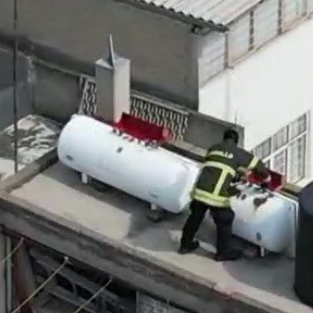 Retiran Tanques de Gas de Edificio en Riesgo de Colapso en Naucalpan; Dueño Sigue Sin Aperecer