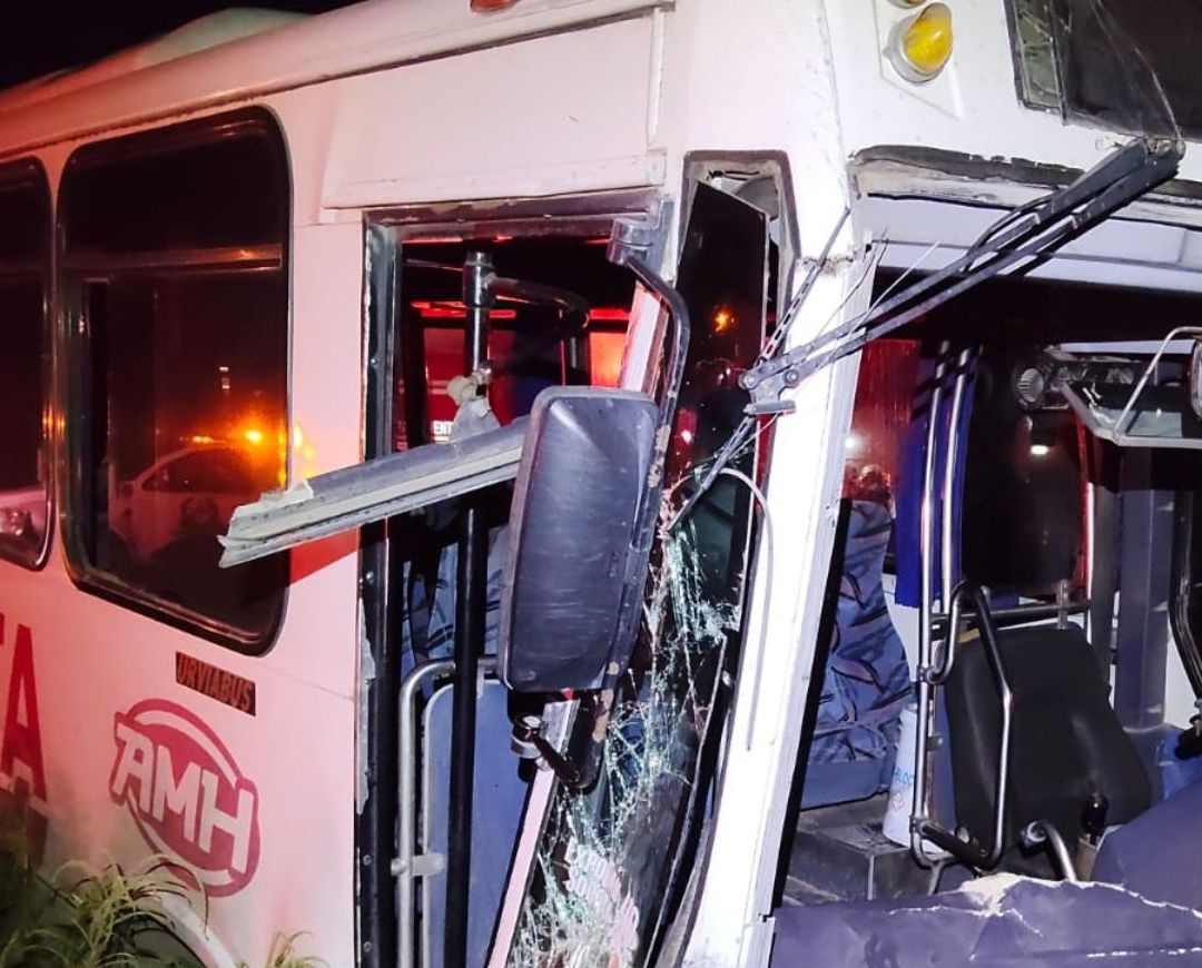 Accidente entre Camión de la Costa y Pickup Dejó a 31 Personas Lesionadas en Sonora
