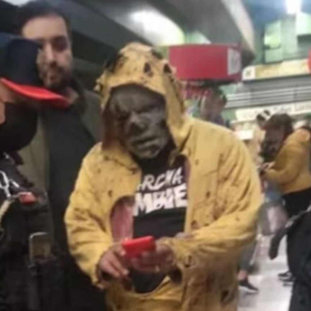 Varios usuarios del Sistema de Transporte Colectivo (STC) del Metro reportaron que el sujeto los estaba asustando con sus harapos ensangrentados