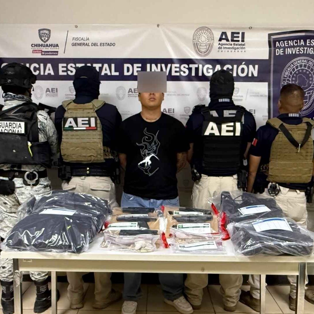 Le Aseguraron Cinco Armas de Fuego, Cartuchos y Ropa Táctica | Foto: FGE