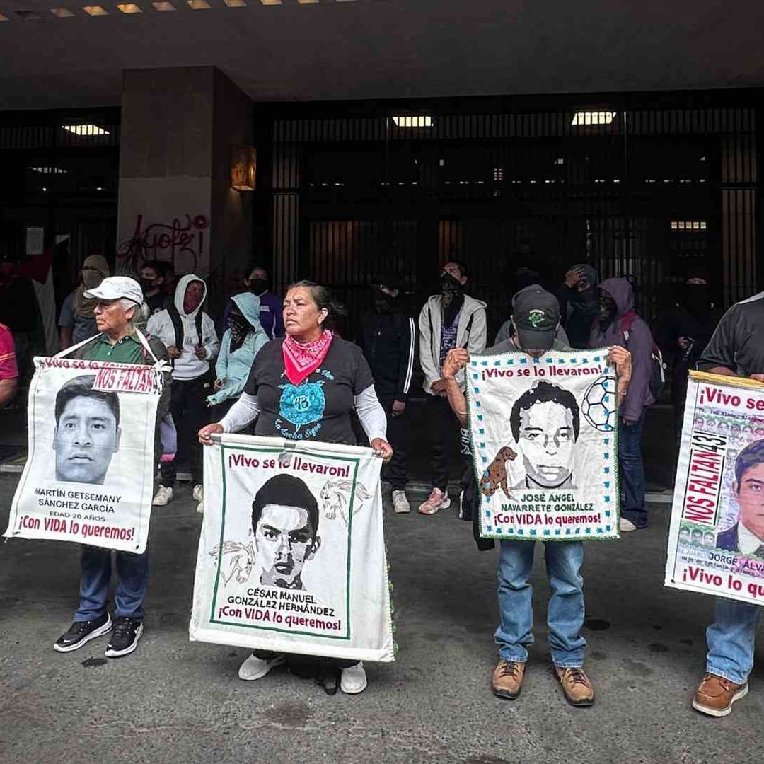 Padres de los 43 normalistas durante marcha a la Secretaría de Relaciones exteriores. Foto: Cuartoscuro