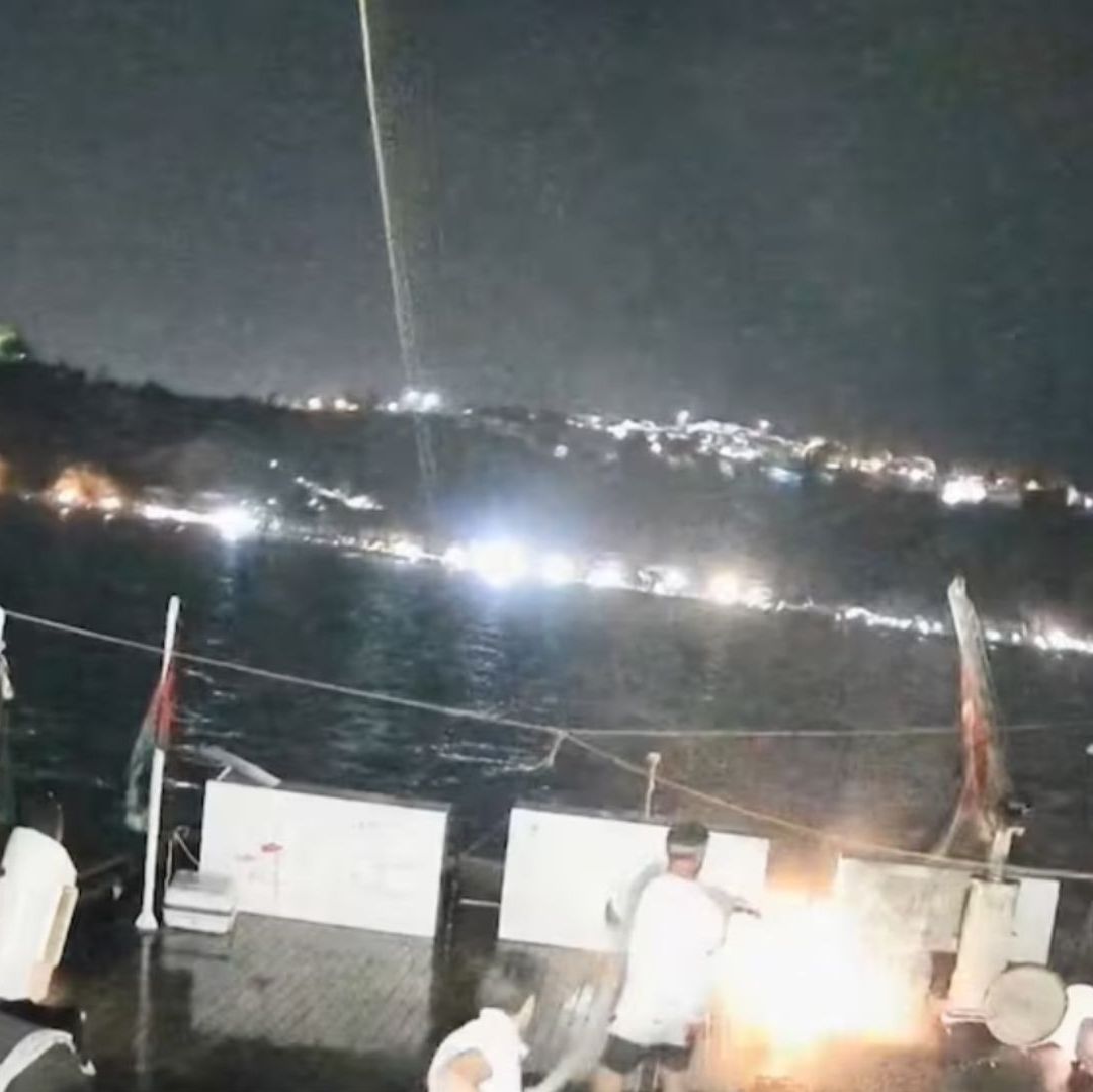 Un hombre en un barco en la noche.