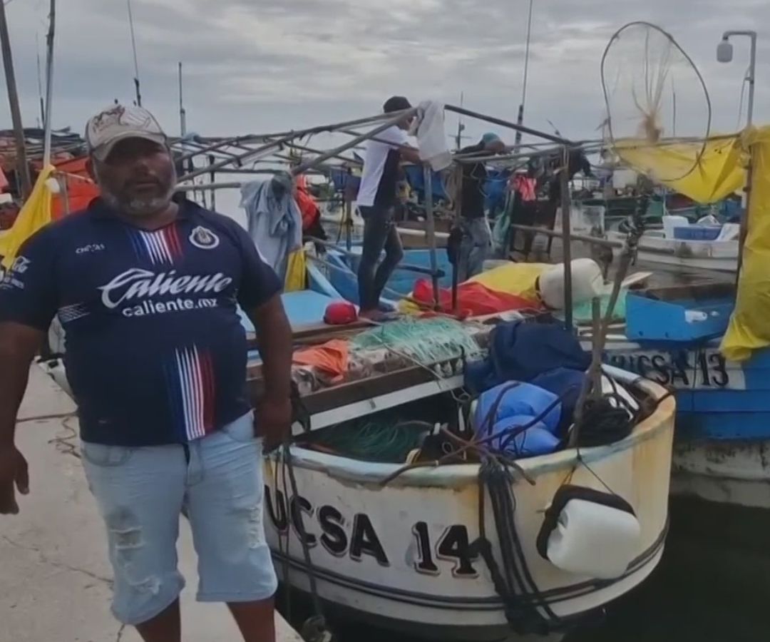 Sobreviven en una Isla al Norte Yucatán en Medio del Paso del Huracán 'Milton'