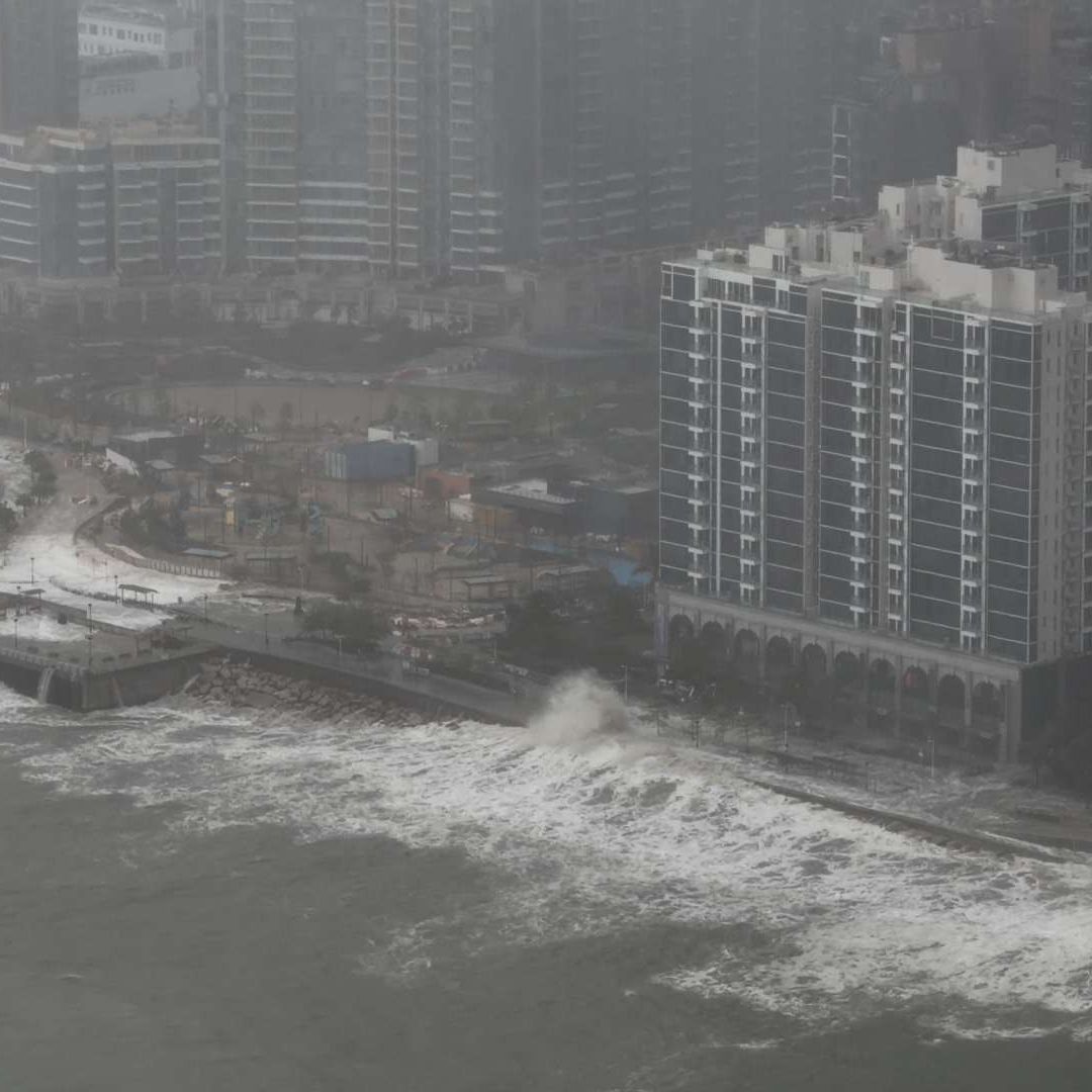 La fuerza del tifón Ragasa en Hong Kong