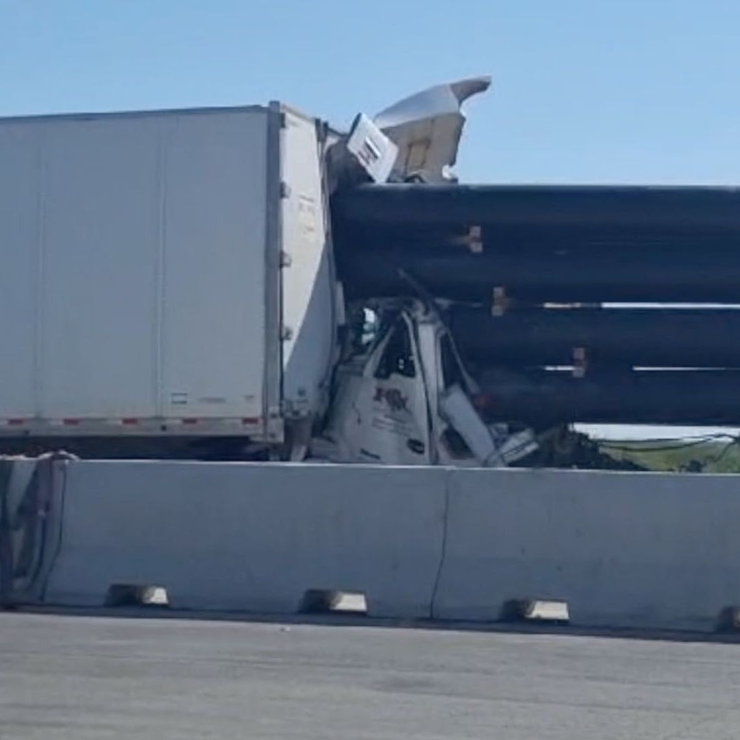 Conductor de Tráiler se Salva de Morir tras Impacto de Tractocamión en Nuevo Laredo