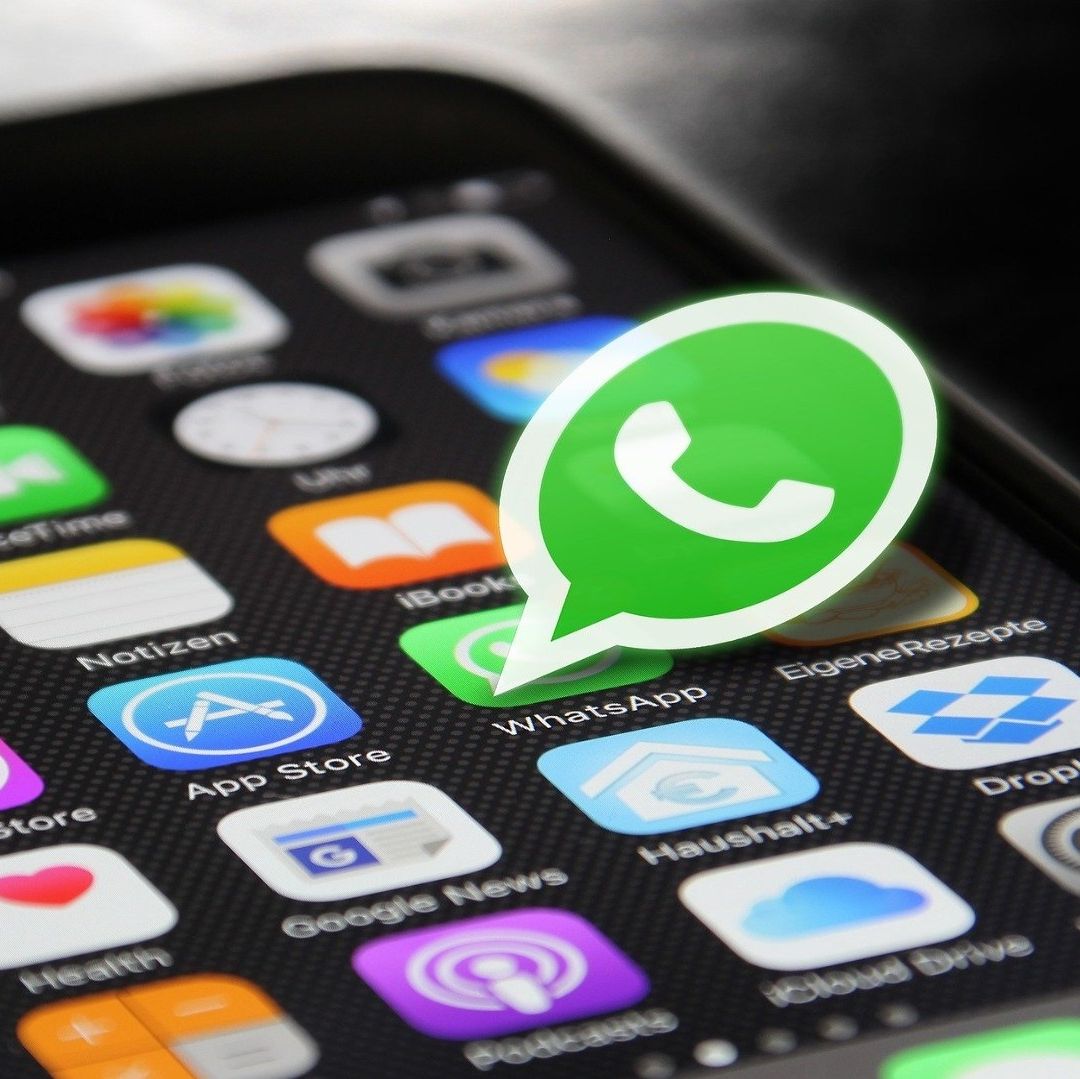 Un símbolo verde de WhatsApp en un celular con vaias aplicaciones.