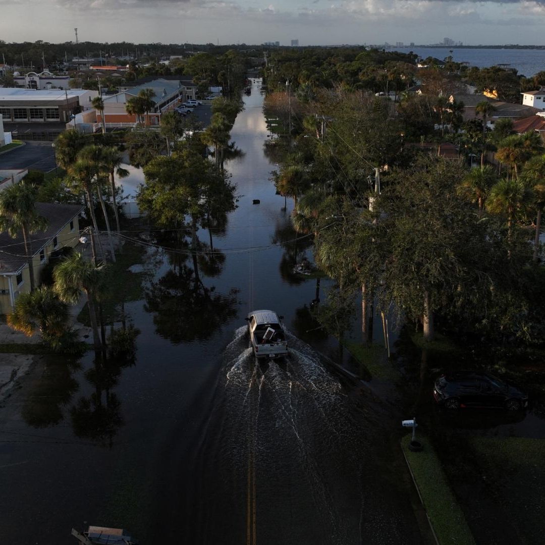 Joe Biden instó a la gente a permanecer en casa tras la tormenta, ya que los cables eléctricos caídos y los escombros crean condiciones peligrosas