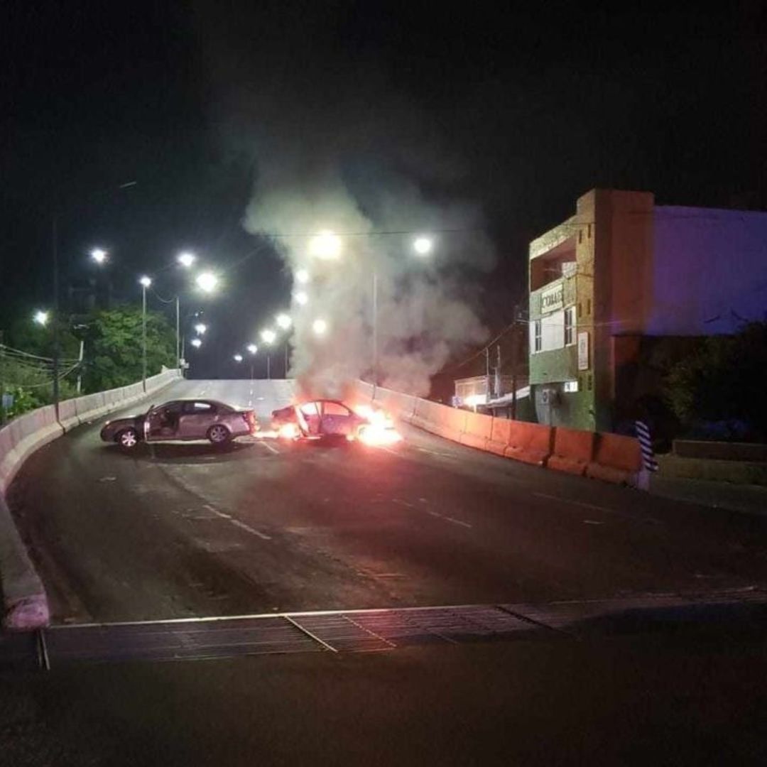 Reportan bloqueos con vehículos incendiados en Culiacán, Sinaloa