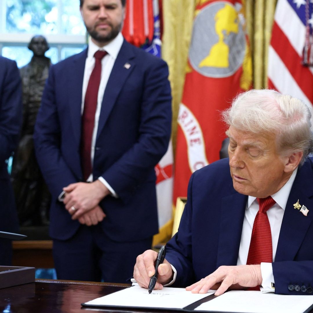 Trump Firma Proclamación para Restringir Entrada de Extranjeros con Visa H-1B a EUA