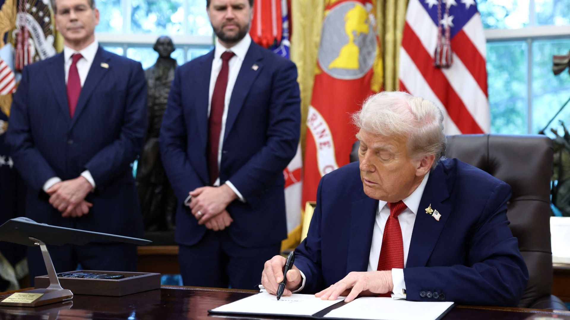 Trump Firma Proclamación para Restringir Entrada de Extranjeros con Visa H-1B a EUA