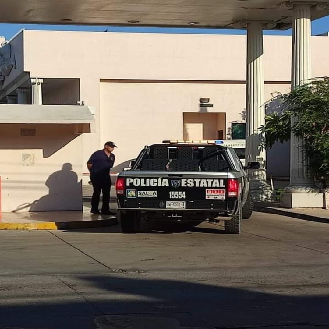 El hombre tenía un impacto de bala en la cabeza y estaba envuelto en sábanas cuando fue encontrado al interior de la habitación.