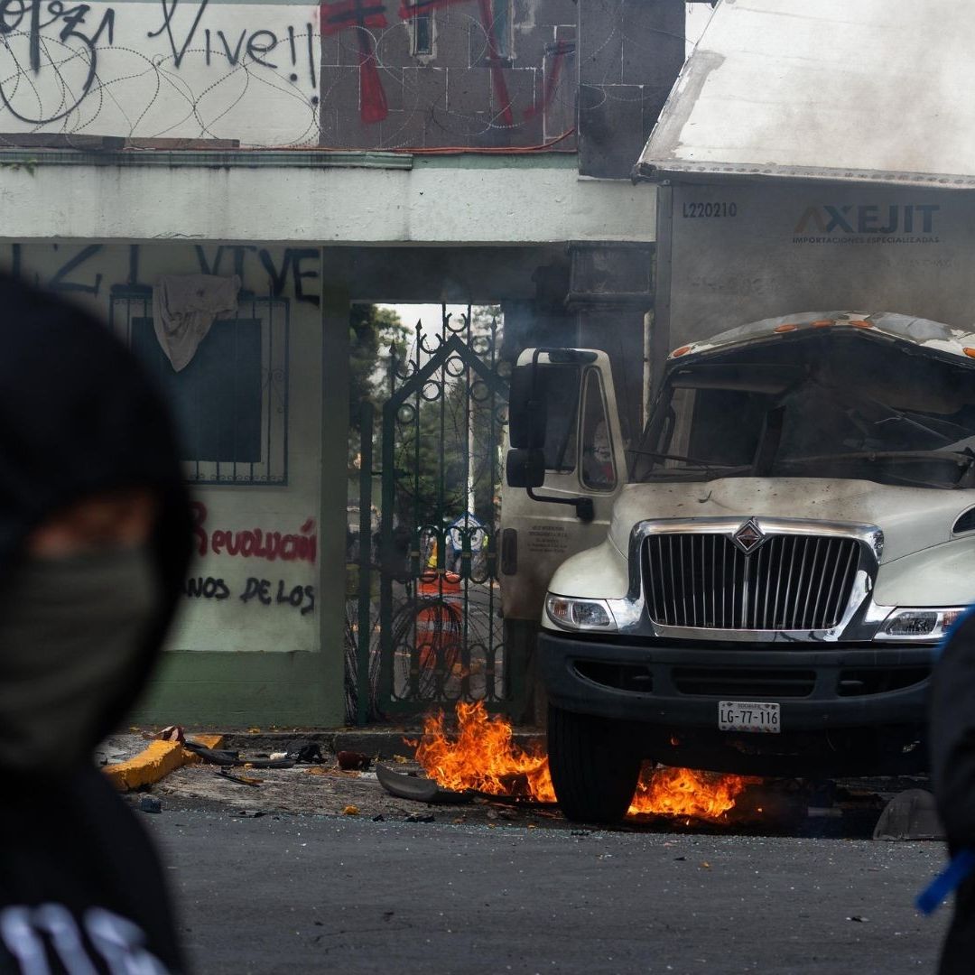 Fuego se expande después de una explosión de un camión.