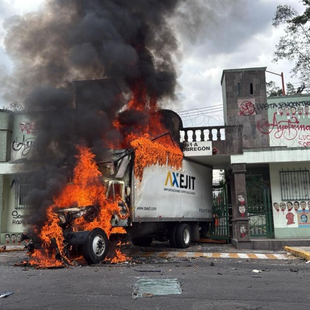 camion incendiado caso ayotzinapa campo militar 1 cdmx