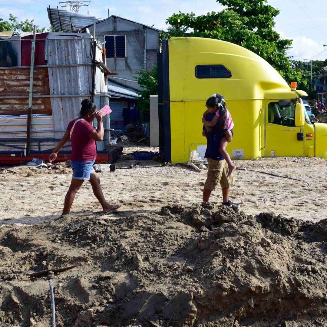 Colonias en Acapulco siguen bajo el lodo por el huracán John