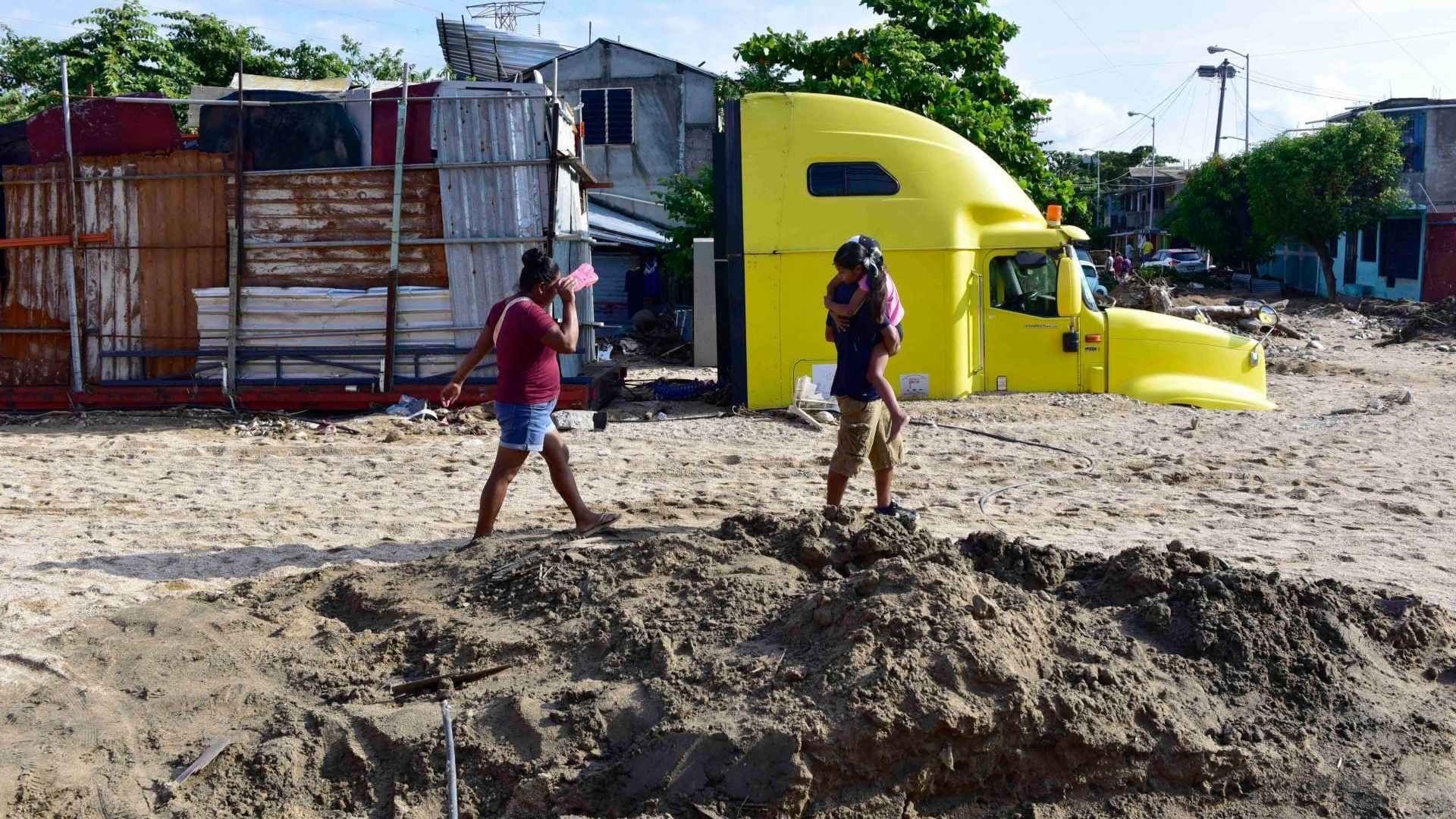 Colonias en Acapulco siguen bajo el lodo por el huracán John